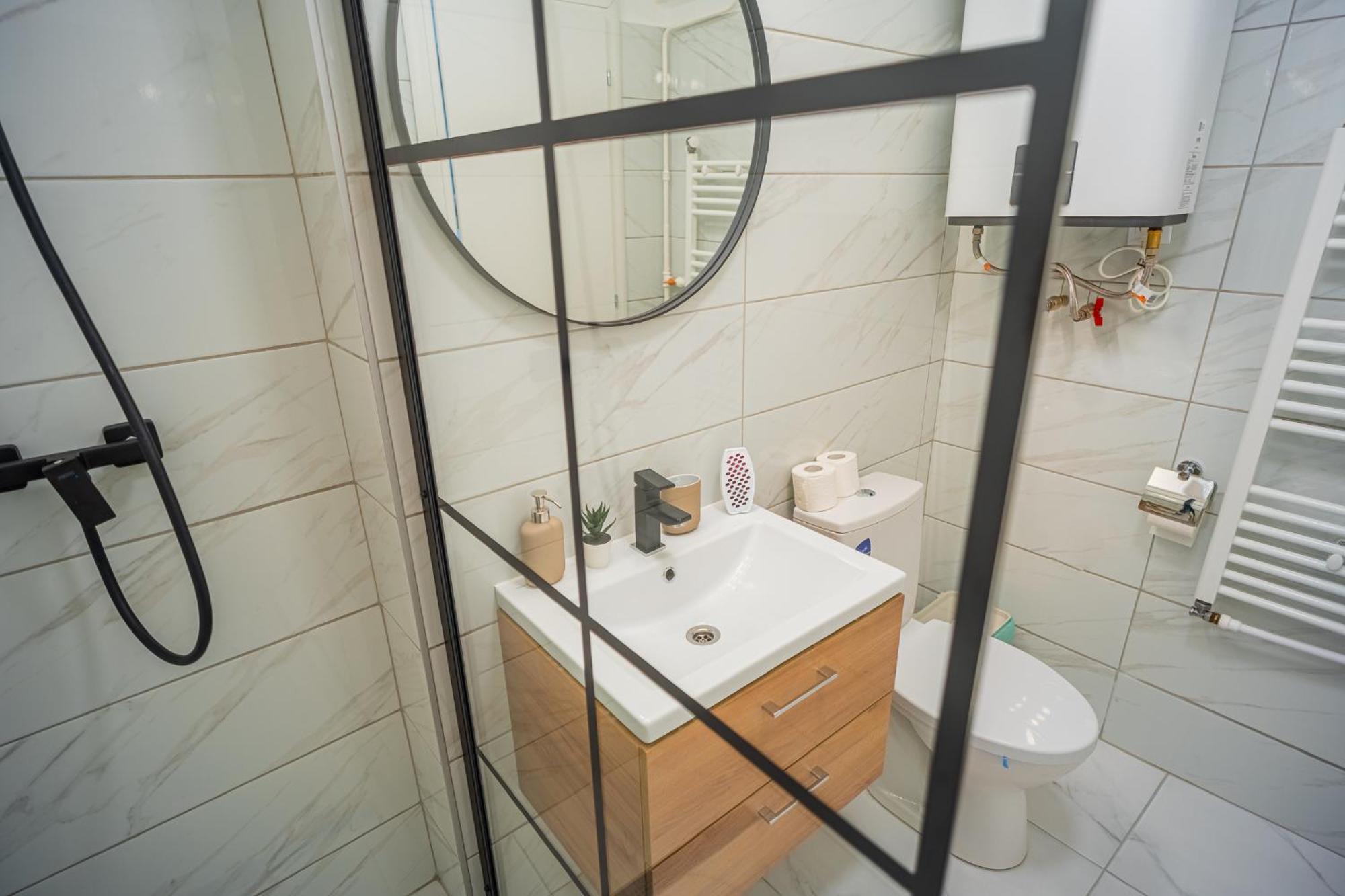 Apartment Spacious Newly Renovated 2br With Balcony