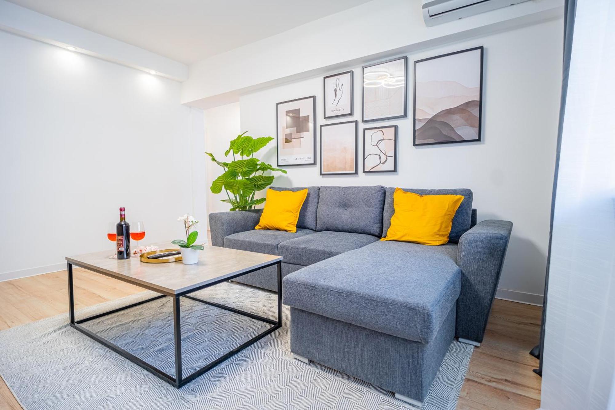 Spacious Newly Renovated 2br With Balcony Apartment *