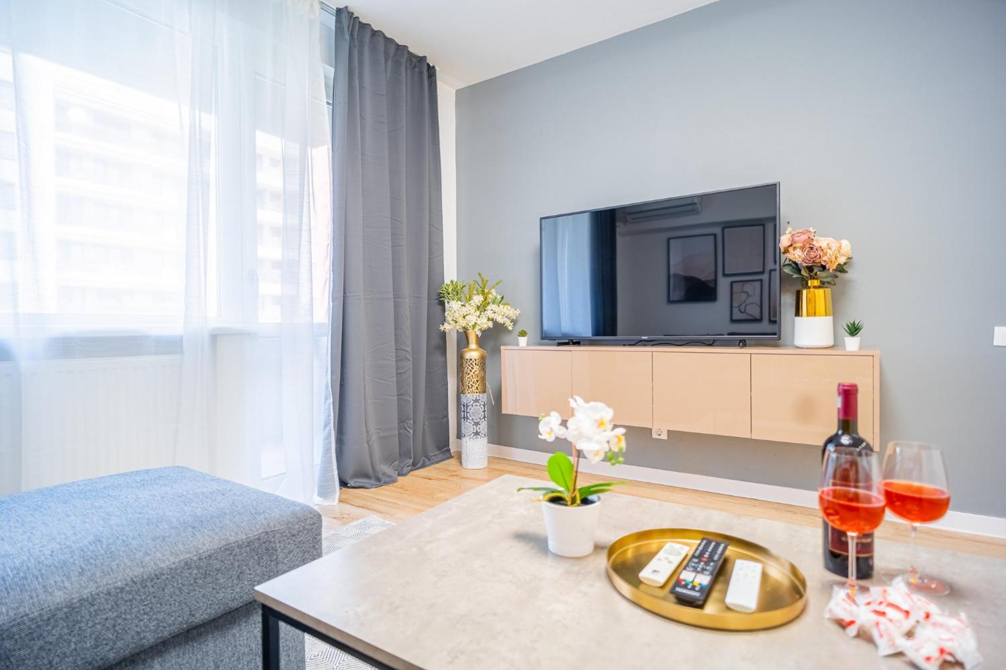 Apartment Spacious Newly Renovated 2br With Balcony *