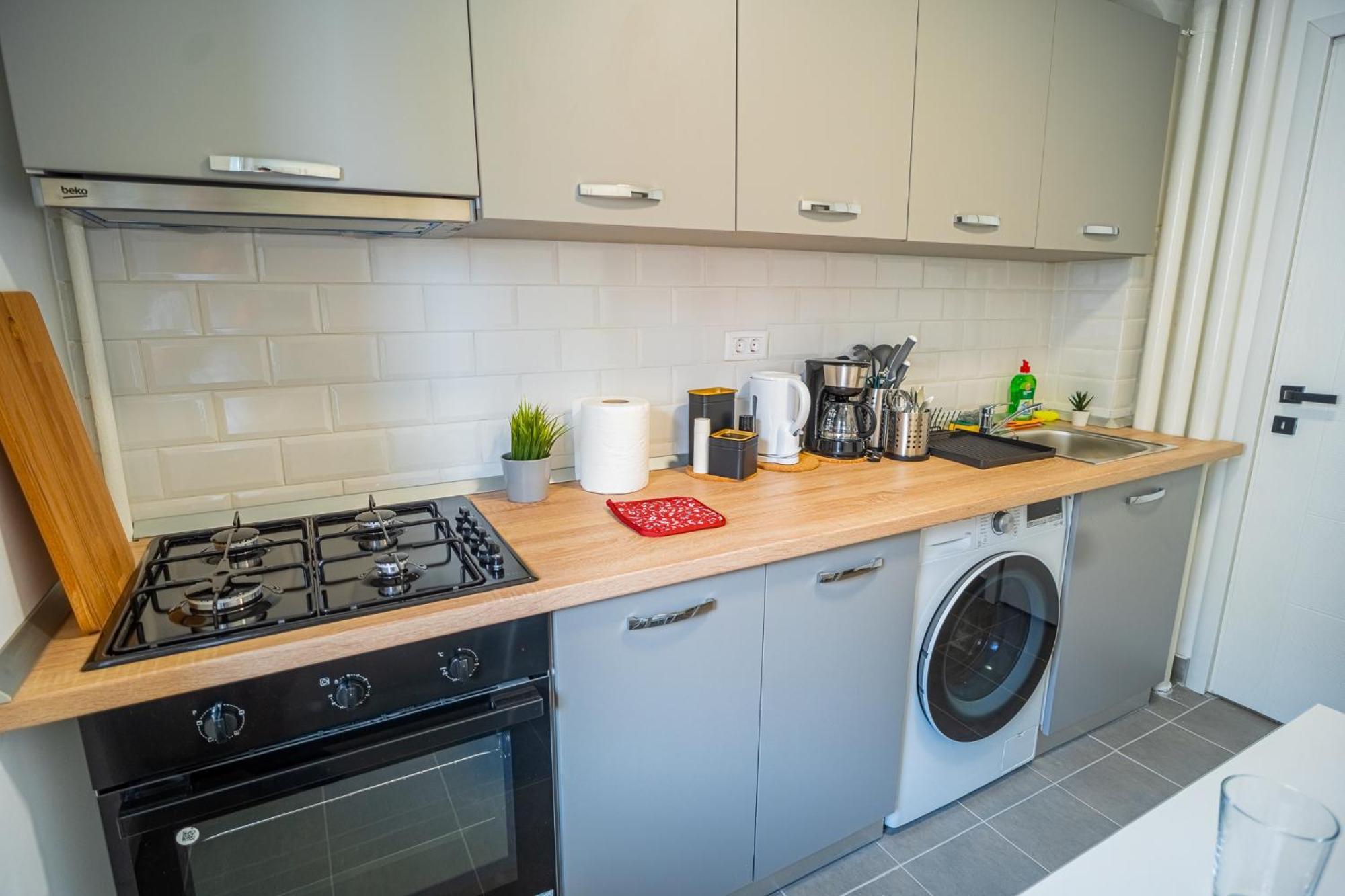 Spacious Newly Renovated 2br With Balcony Bucharest