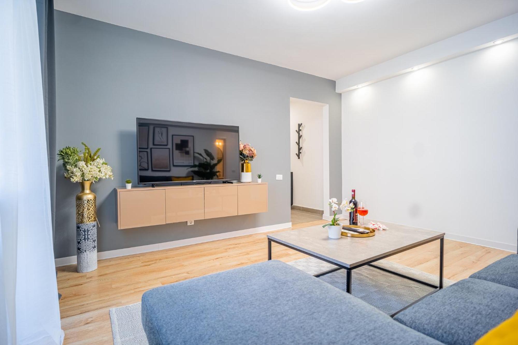 Spacious Newly Renovated 2br With Balcony Apartment *