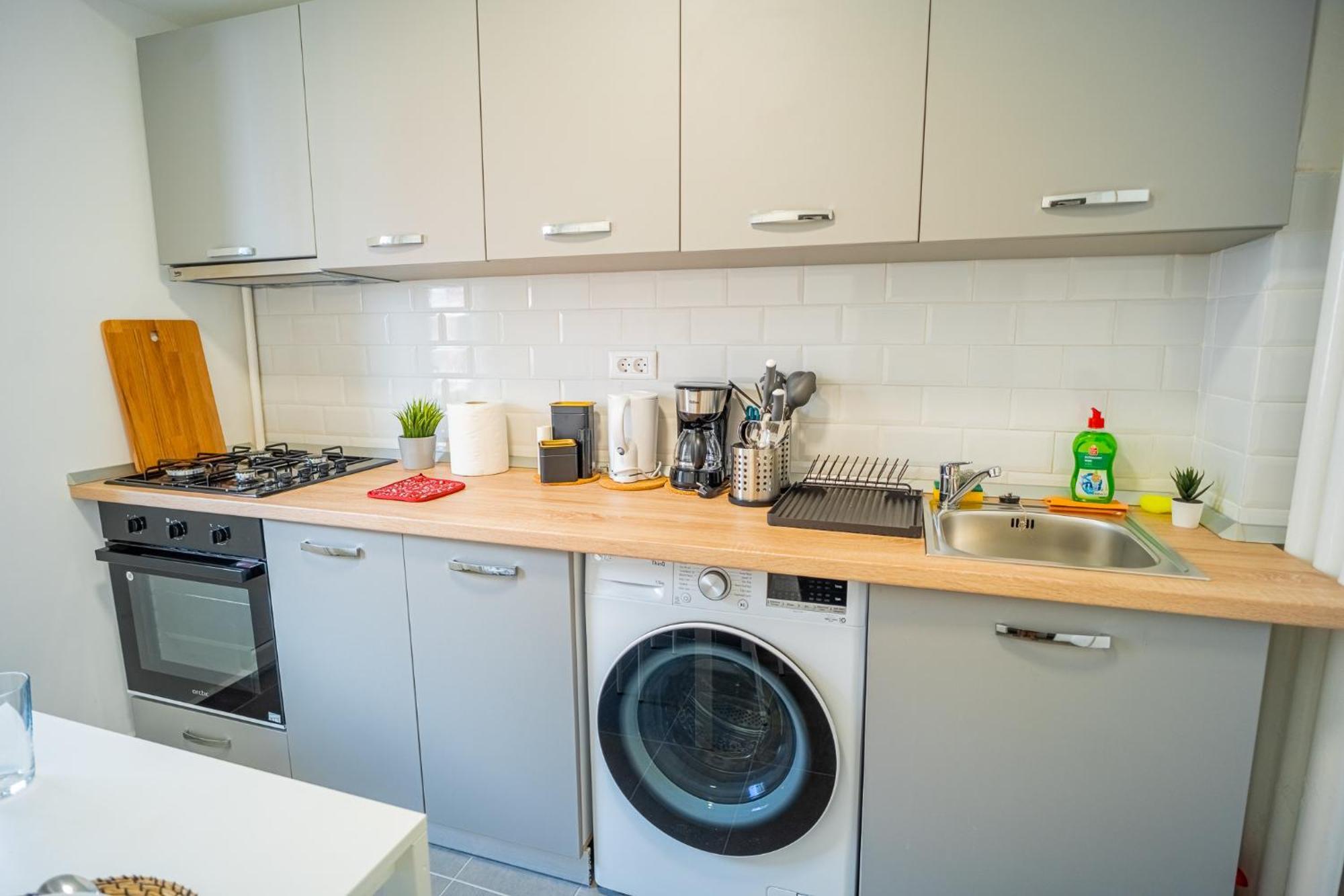Spacious Newly Renovated 2br With Balcony