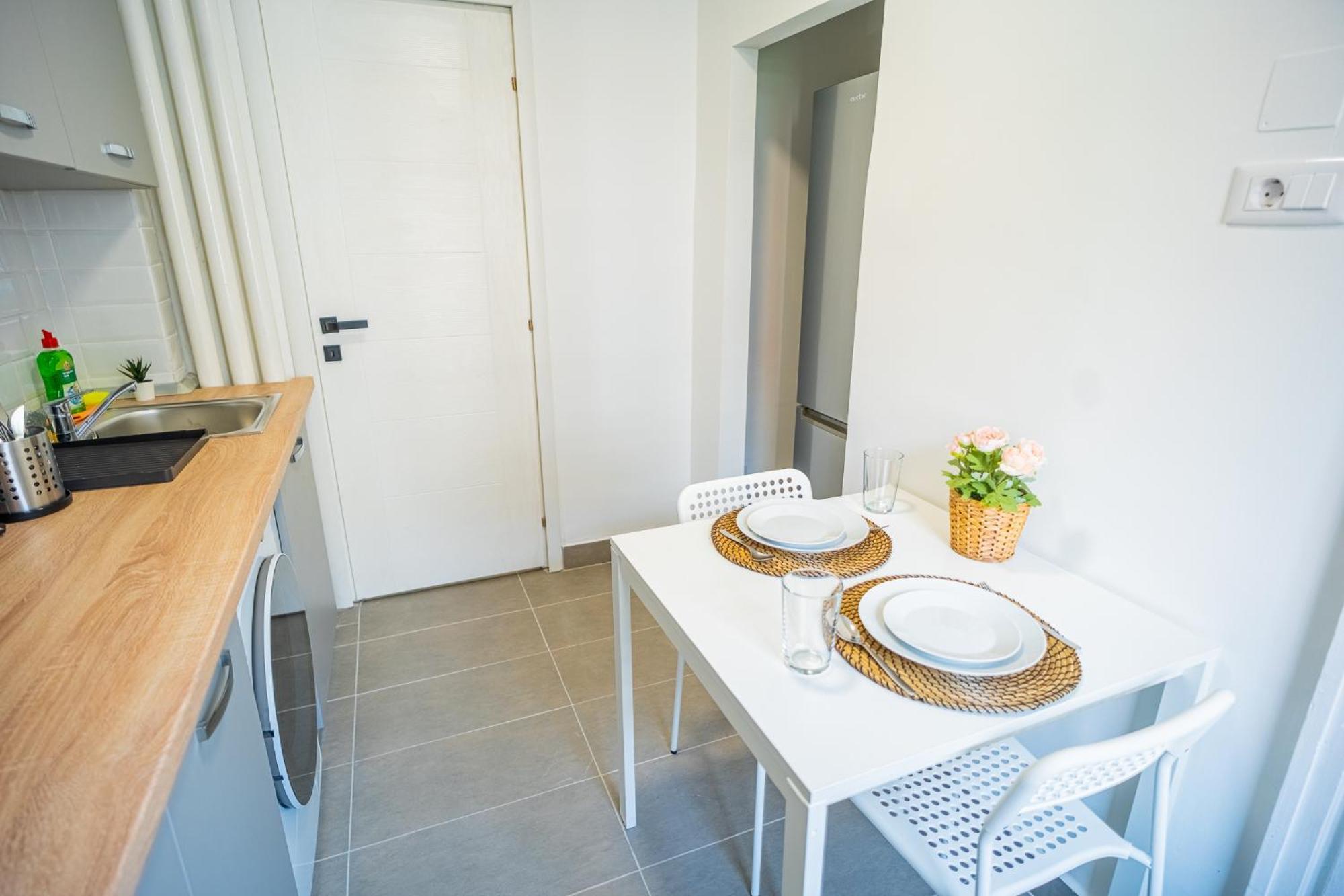 Spacious Newly Renovated 2br With Balcony Apartment