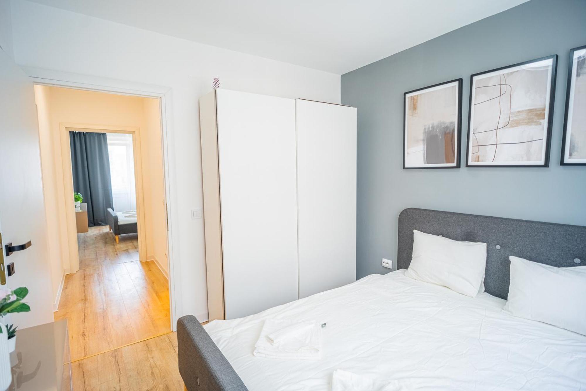 Spacious Newly Renovated 2br With Balcony Bucharest