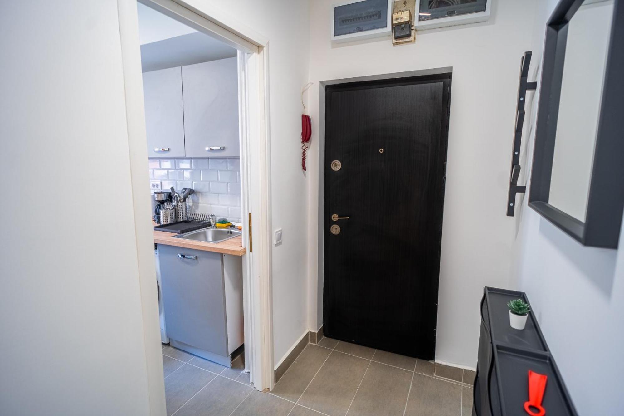 Spacious Newly Renovated 2br With Balcony Apartment *