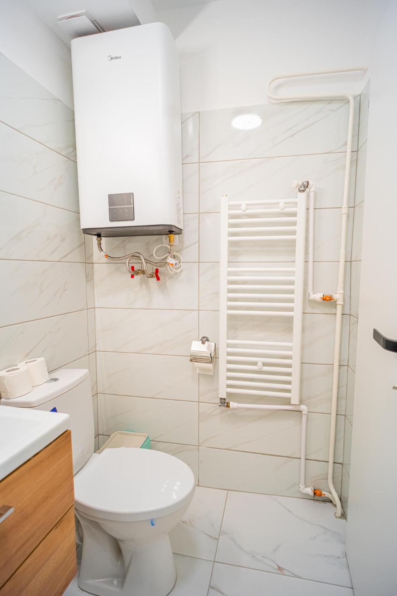 Apartment Spacious Newly Renovated 2br With Balcony *