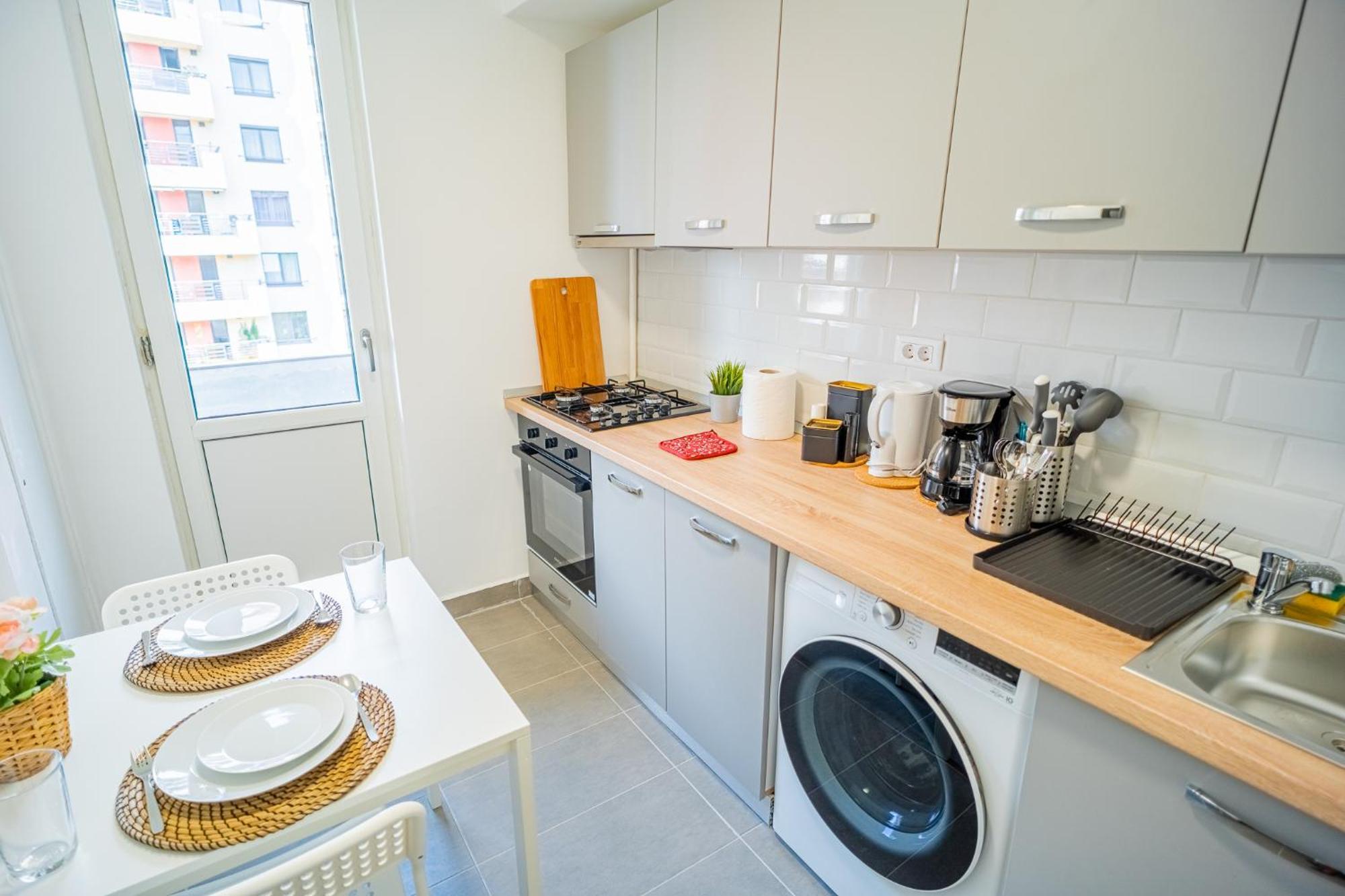 Spacious Newly Renovated 2br With Balcony * Bucharest