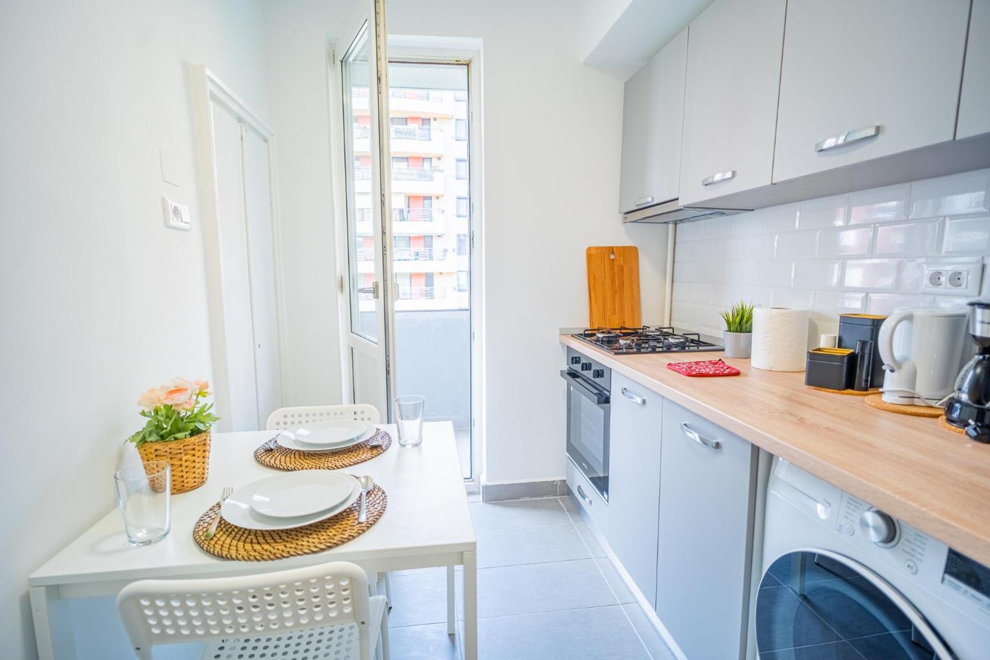 Apartment Spacious Newly Renovated 2br With Balcony