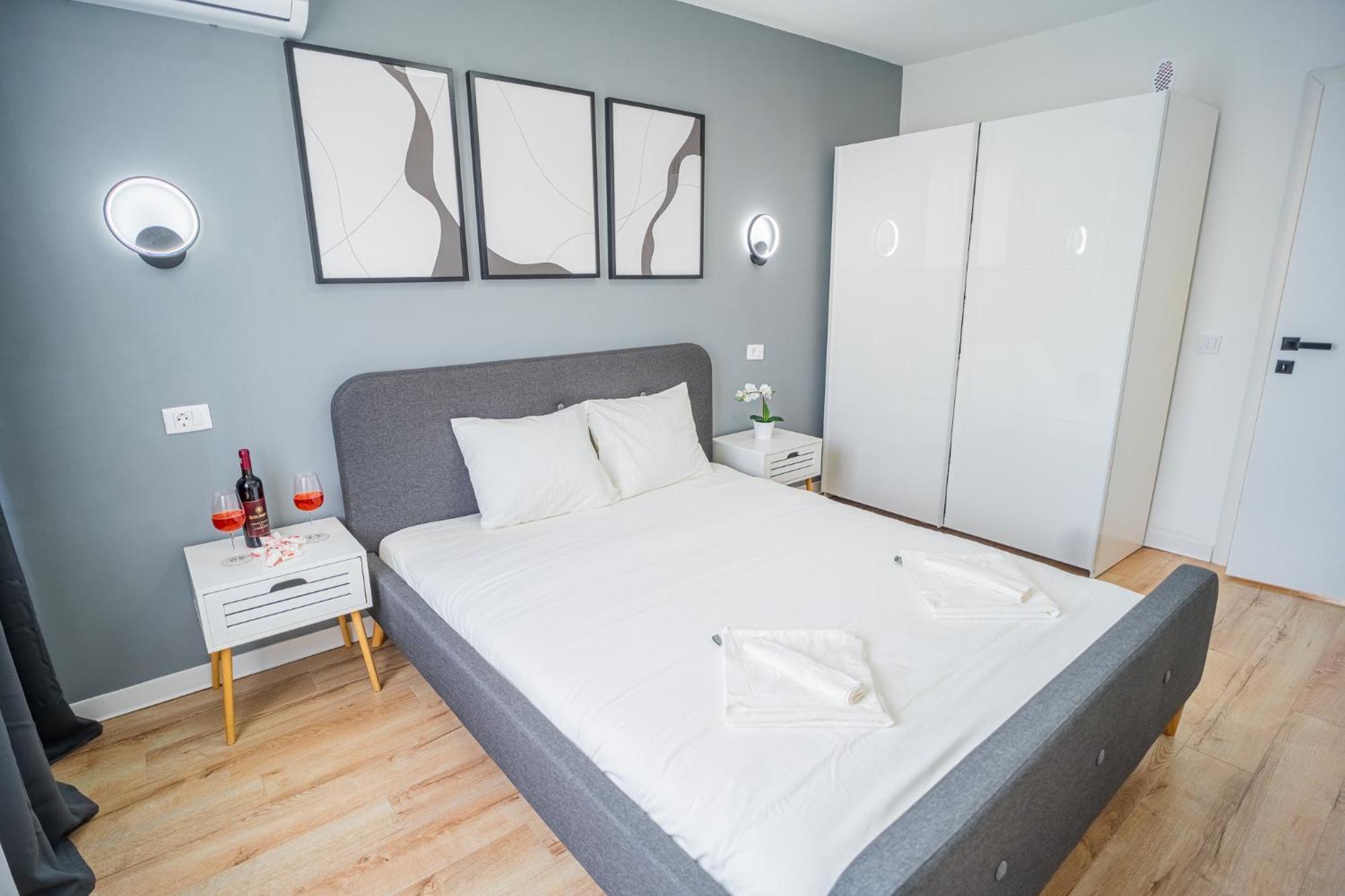 Spacious Newly Renovated 2br With Balcony Apartment
