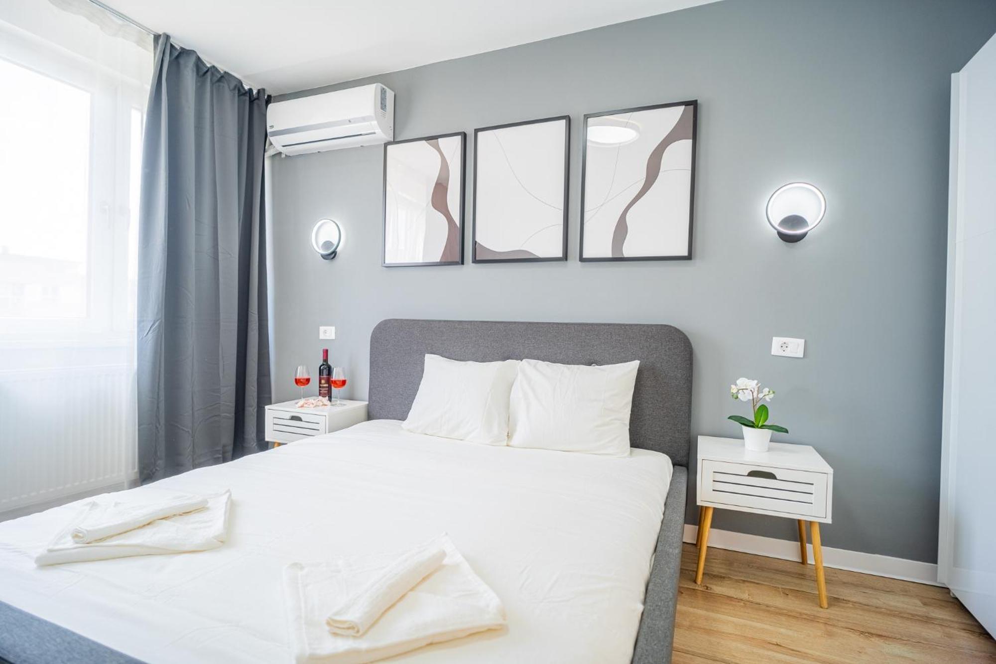 Spacious Newly Renovated 2br With Balcony *