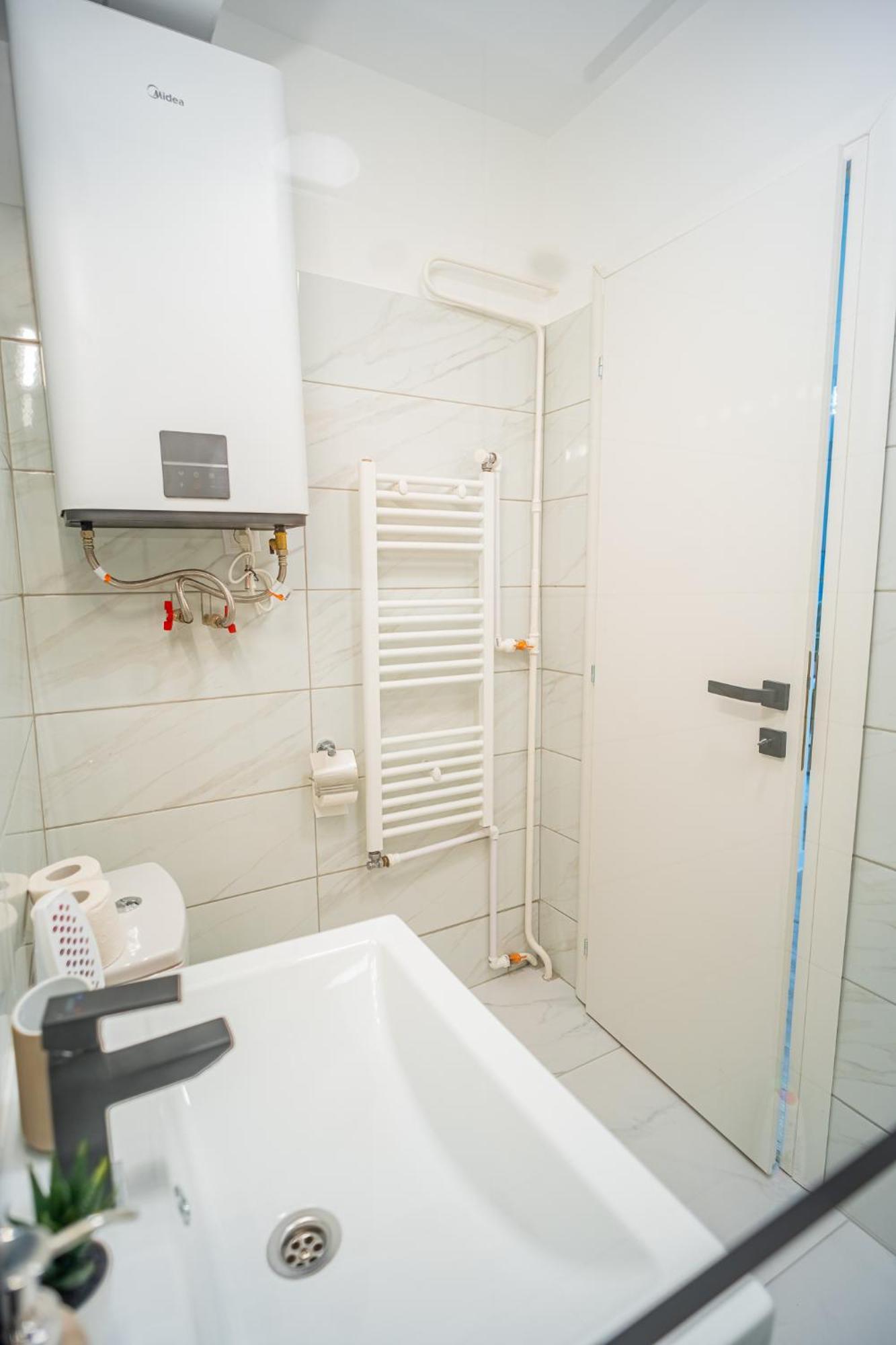Spacious Newly Renovated 2br With Balcony Apartment Bucharest