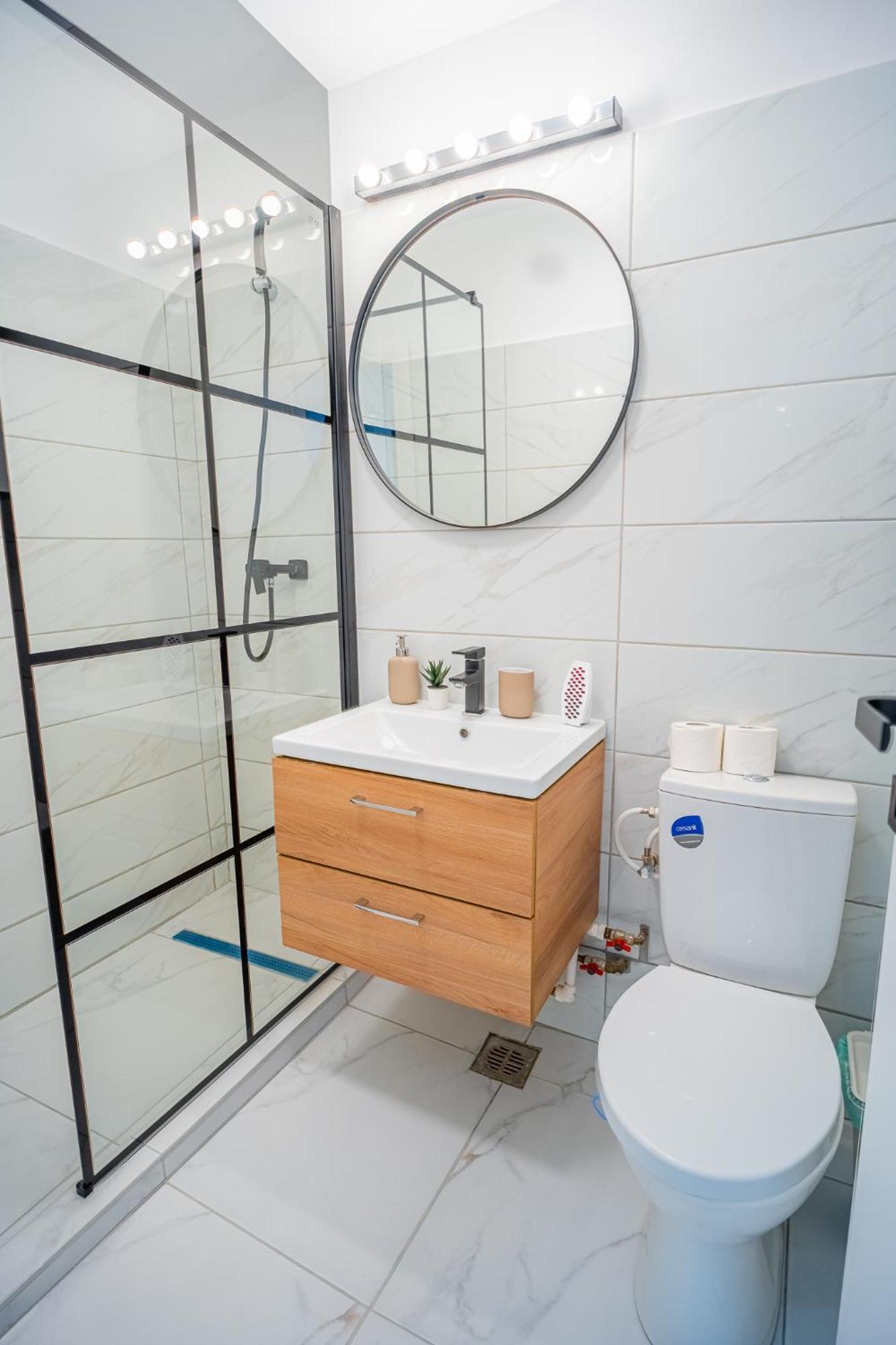 Spacious Newly Renovated 2br With Balcony * Bucharest