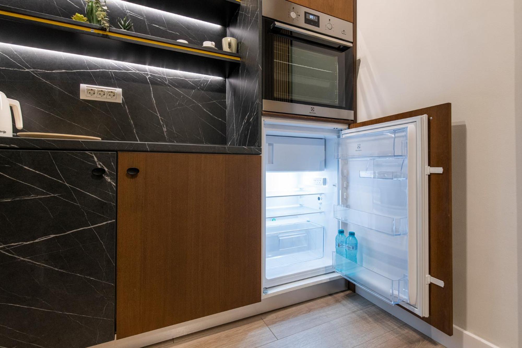Apartment Bumblebee With Cozy Balcony Near Victoriei Avenue
