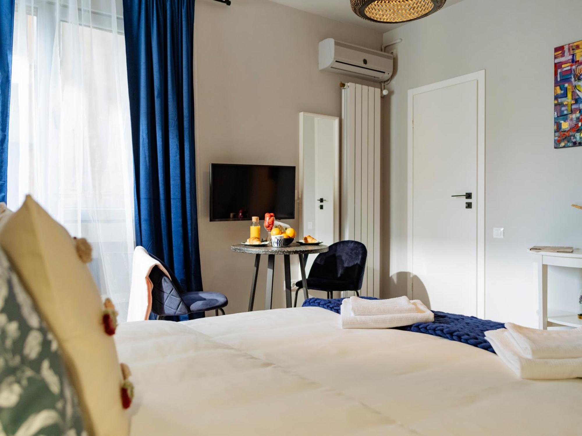 Petite Maison Sur Le Boulevard Bucharest