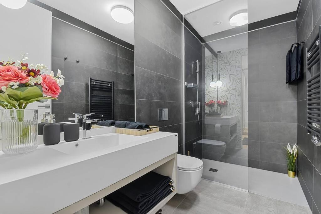 Lax Exquisite 1br,1bath -city Skyline Views *