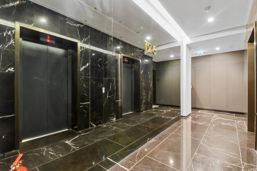 Lax Exquisite 1br,1bath -city Skyline Views *