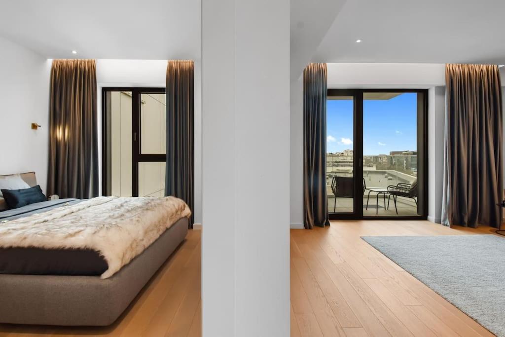 Lax Designer, Oasis Skyline Views, Parking *