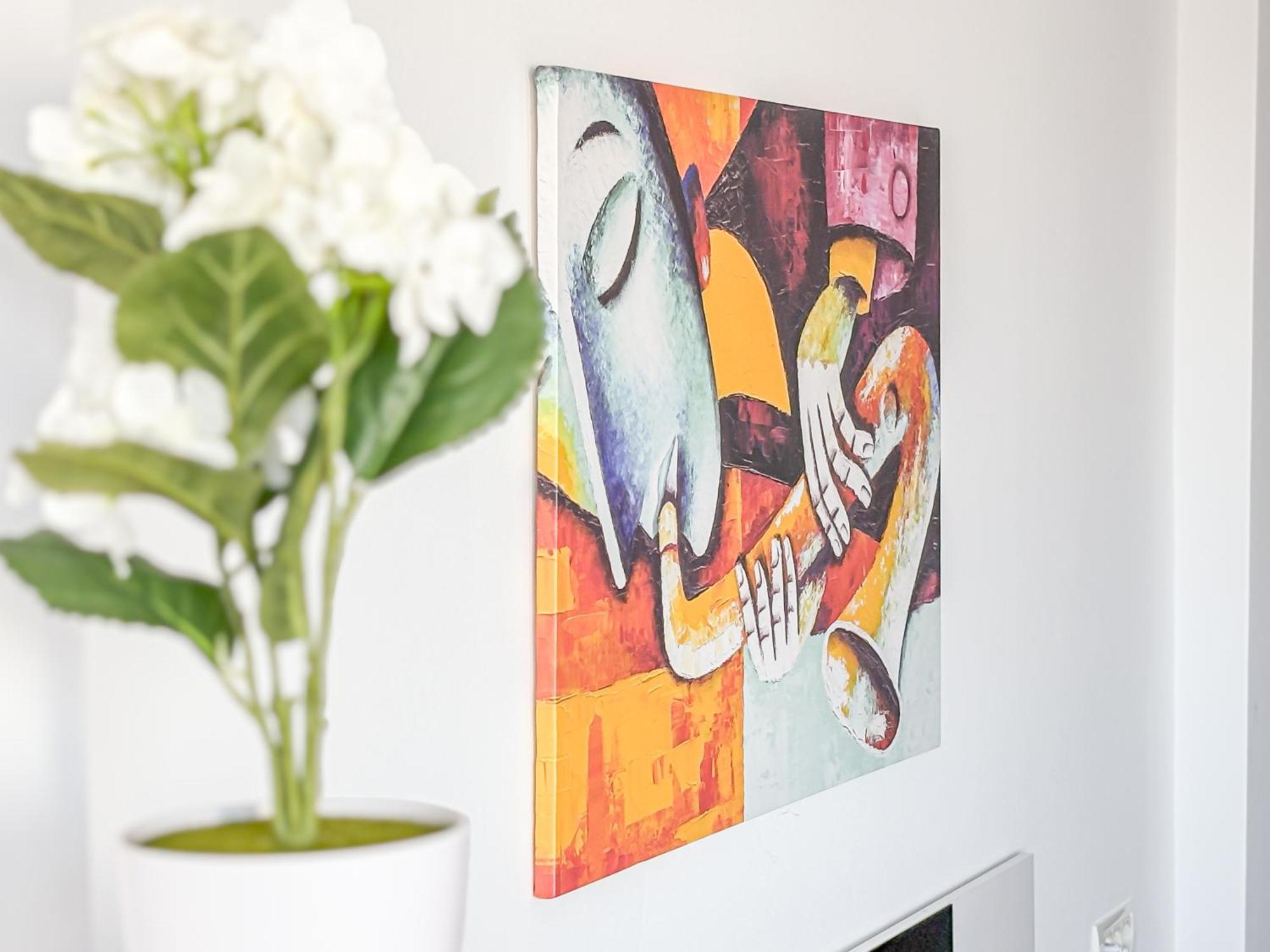 Chic & Modern In Center