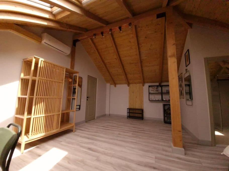 Apartament In The Attic With Private Bathroom Bucureşti