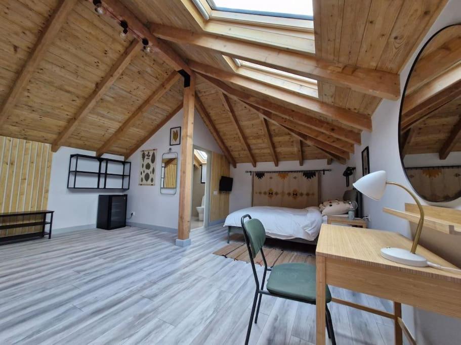 In The Attic With Private Bathroom Apartament Bucureşti