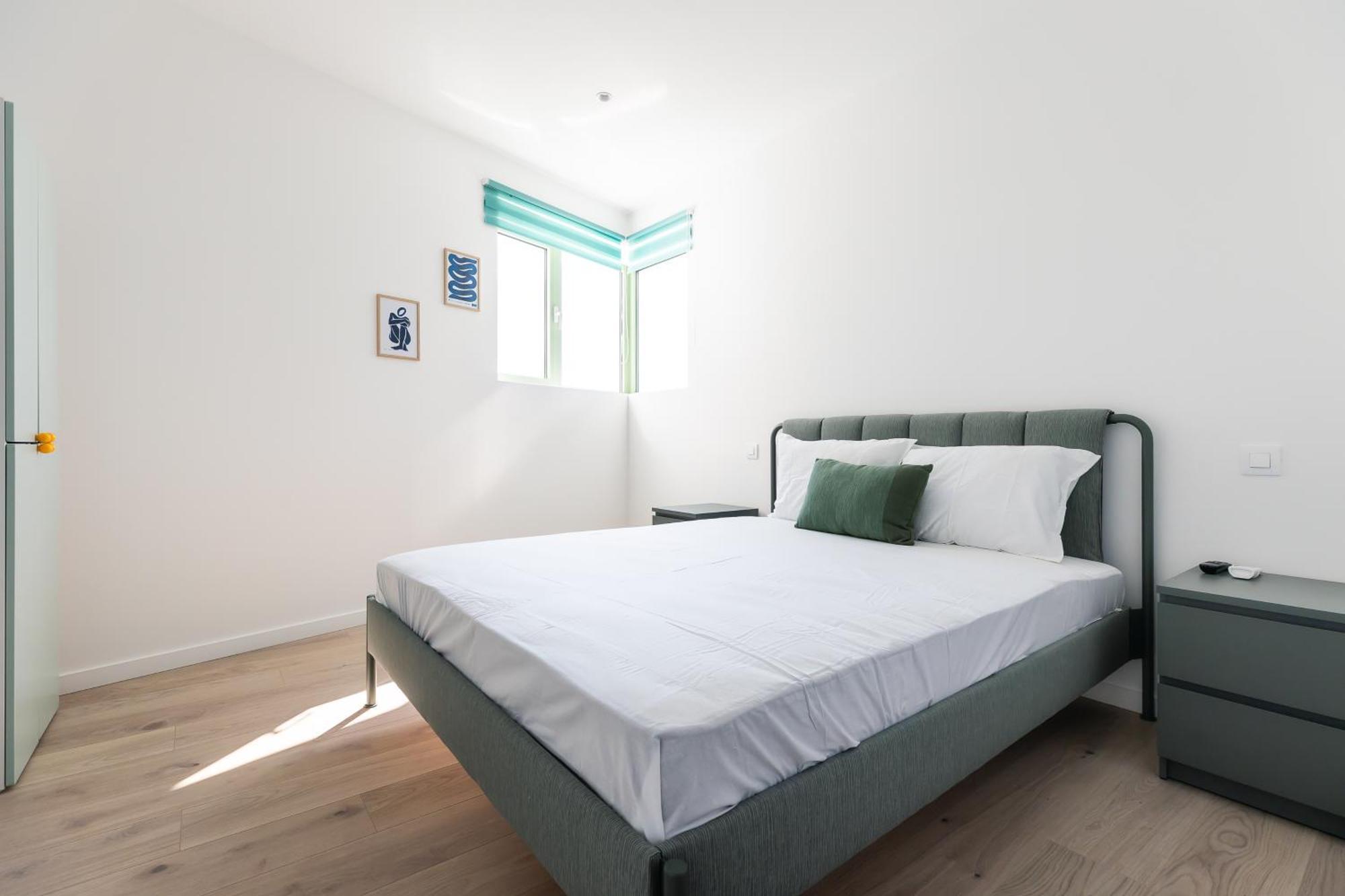 Apartment Roots One - Lakeview Escape With Balcony & Parking