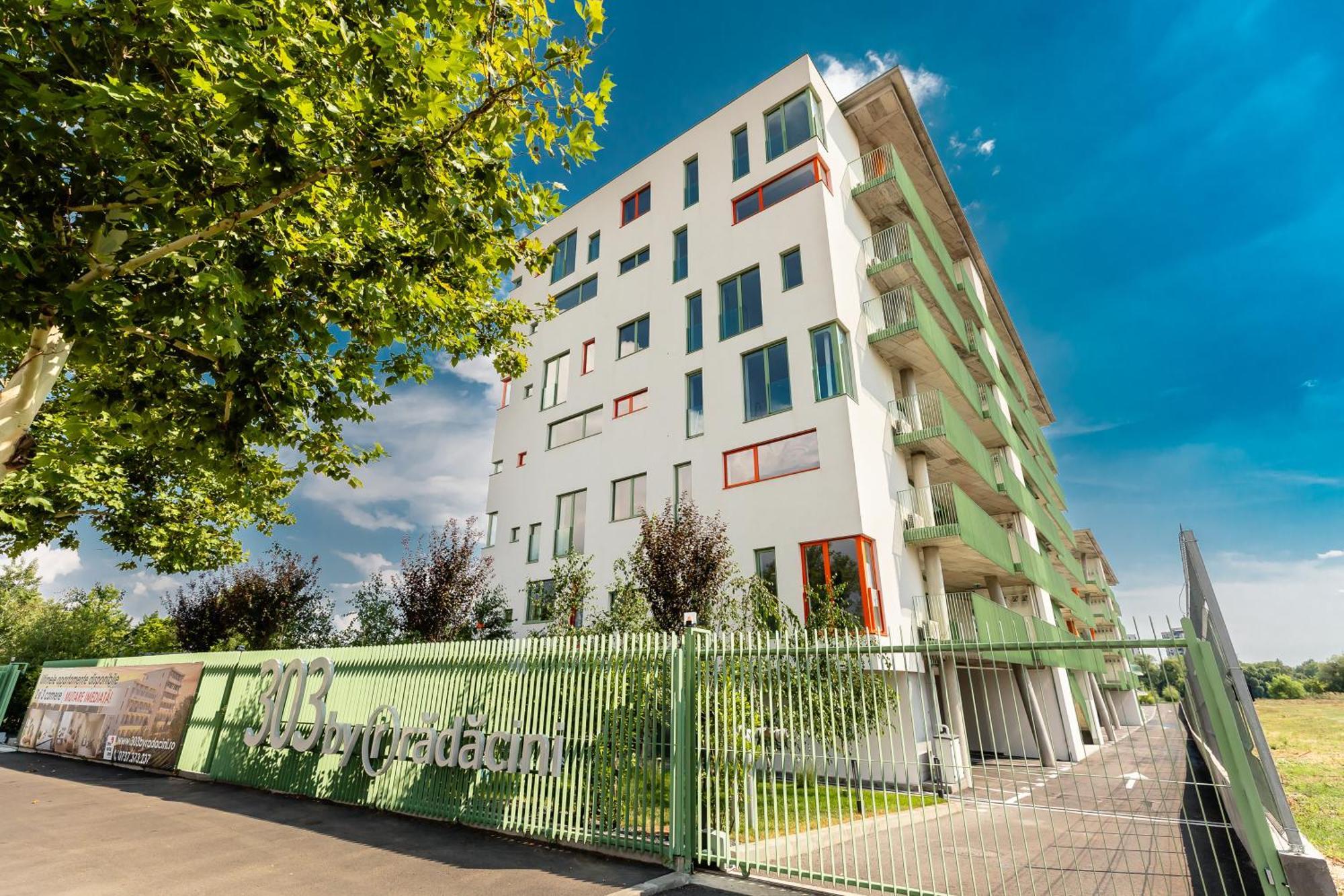 Apartment Roots One - Lakeview Escape With Balcony & Parking *