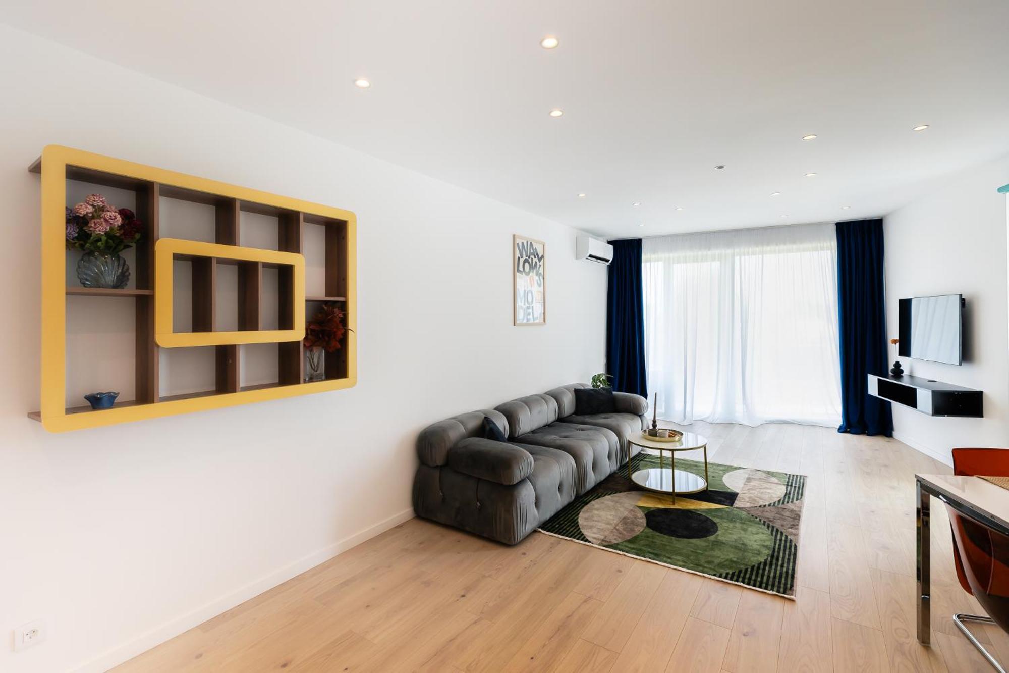 Roots One - Lakeview Escape With Balcony & Parking Apartment *