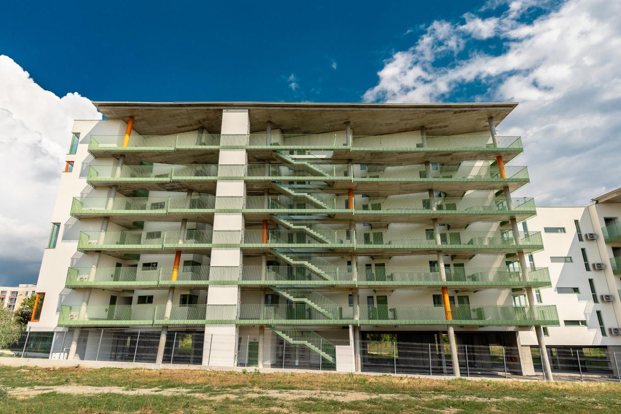 Apartment Roots One - Lakeview Escape With Balcony & Parking