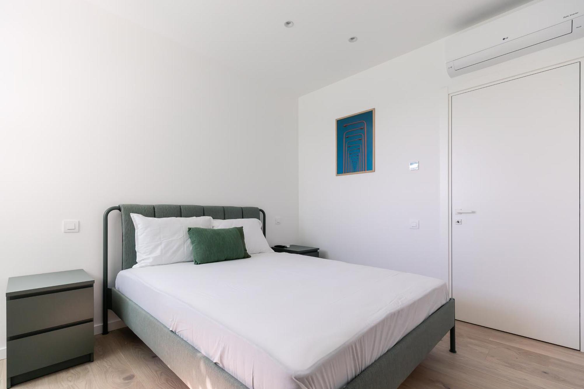 Roots One - Lakeview Escape With Balcony & Parking Bucharest