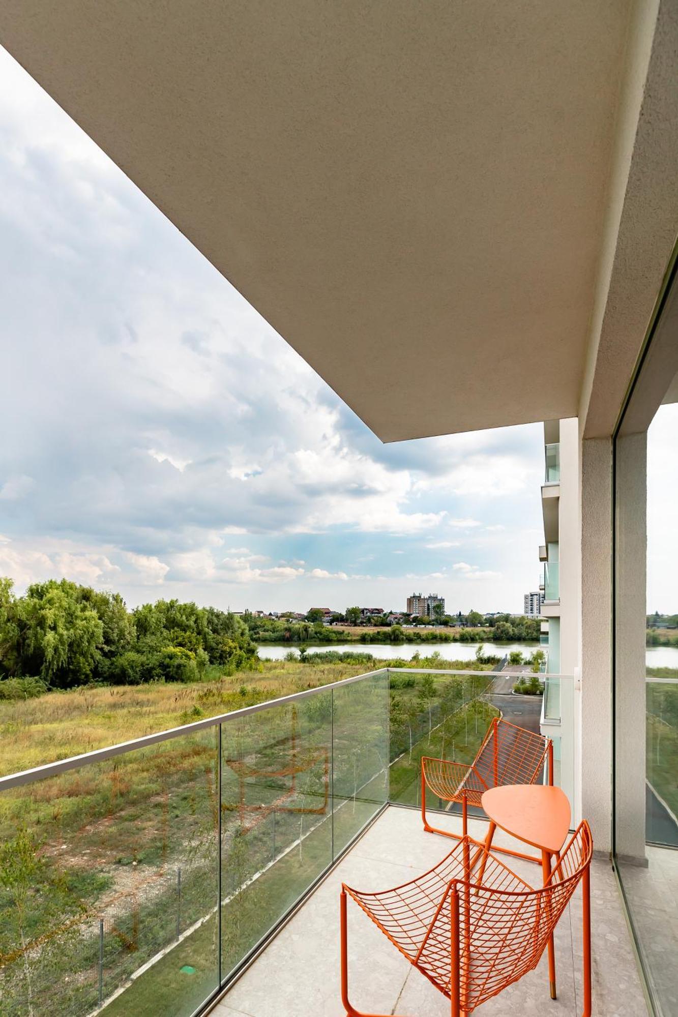 Apartment Roots One - Lakeview Escape With Balcony & Parking *