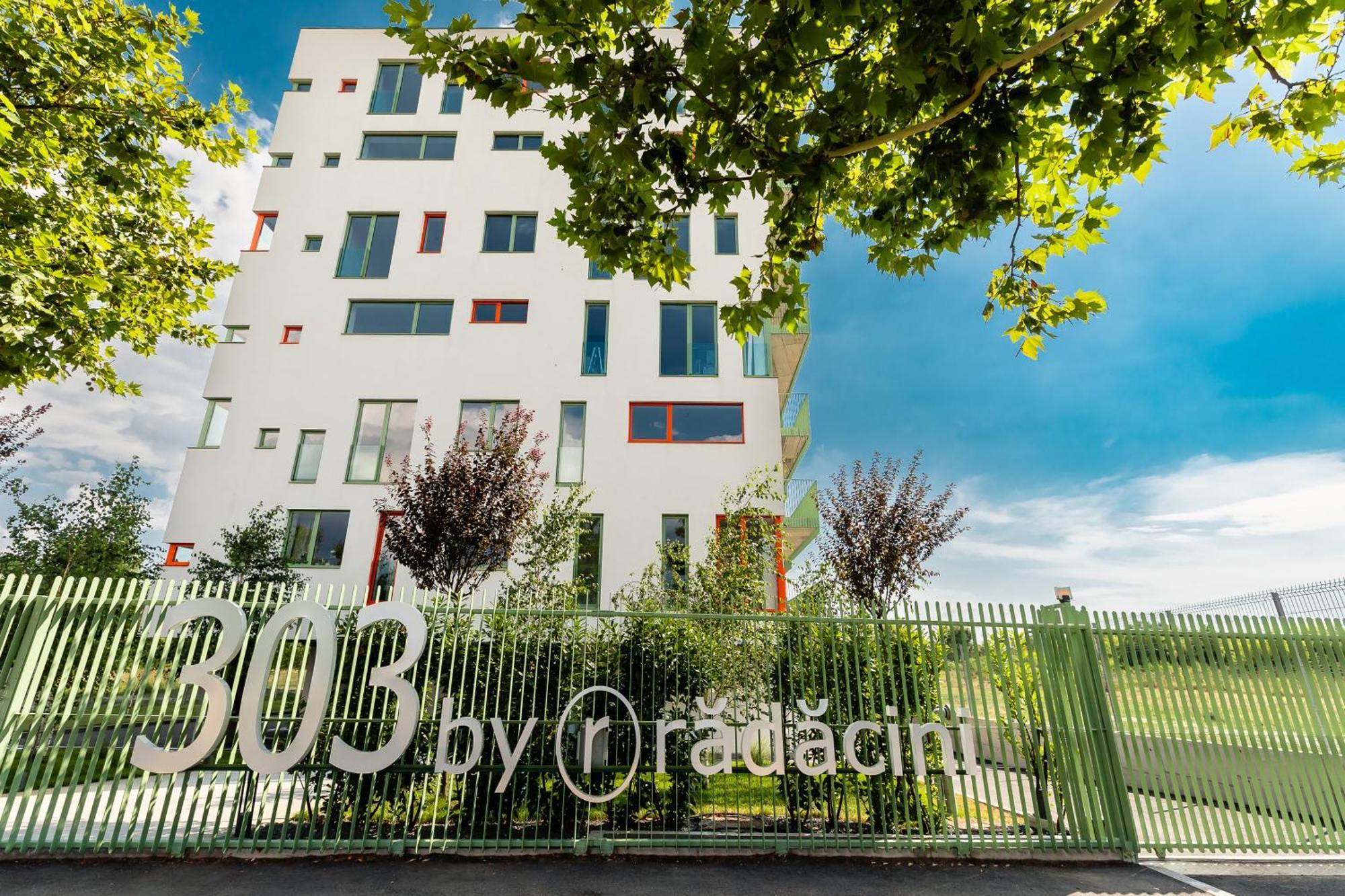 Roots One - Lakeview Escape With Balcony & Parking Apartment