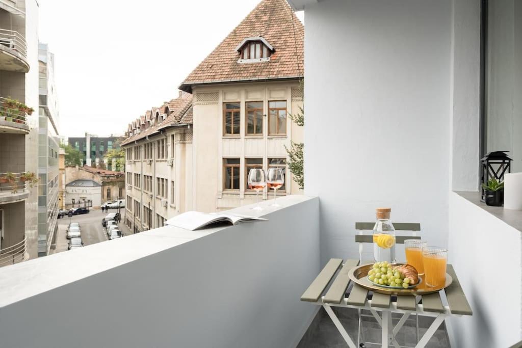 Apartment Sunny 4br Flat - Location - Charming Balcony Bucharest