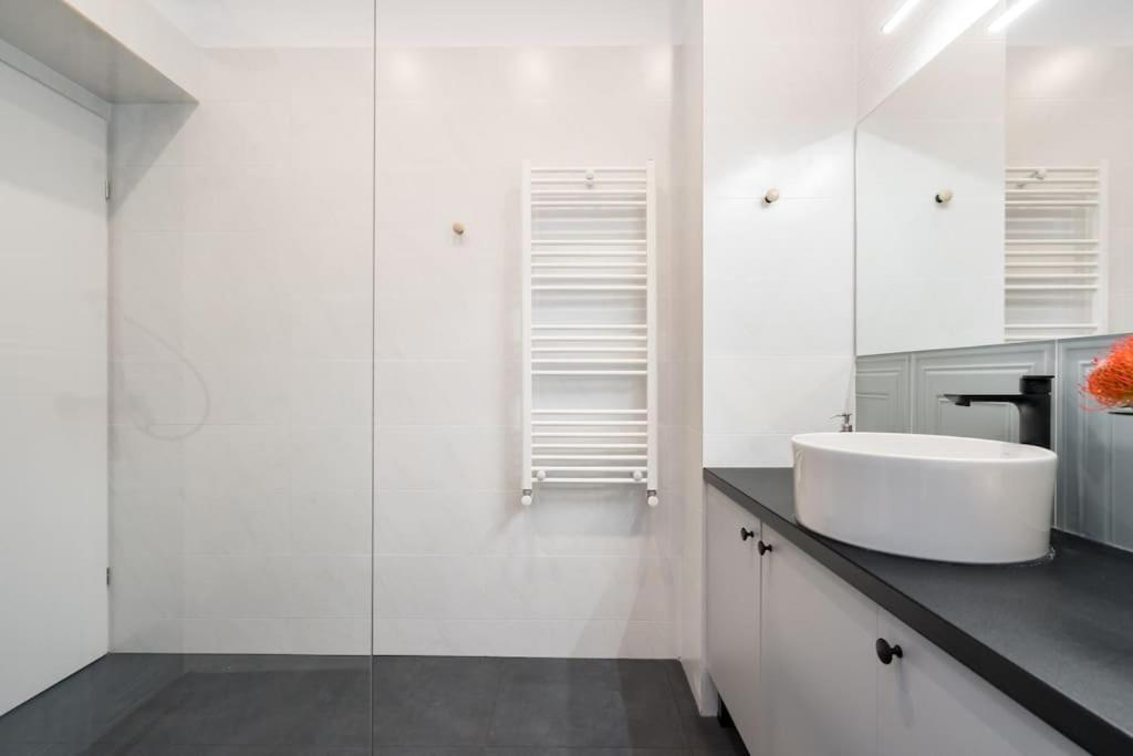 Sunny 4br Flat - Location - Charming Balcony Apartment Bucharest