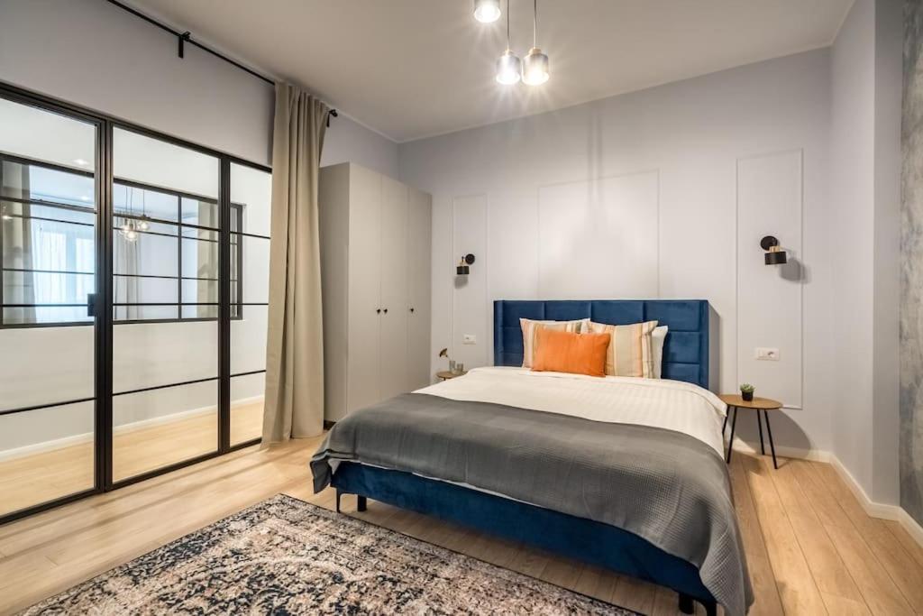 Sunny 4br Flat - Location - Charming Balcony