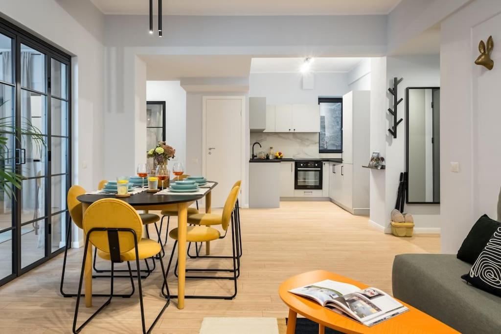 Apartment Sunny 4br Flat - Location - Charming Balcony Bucharest
