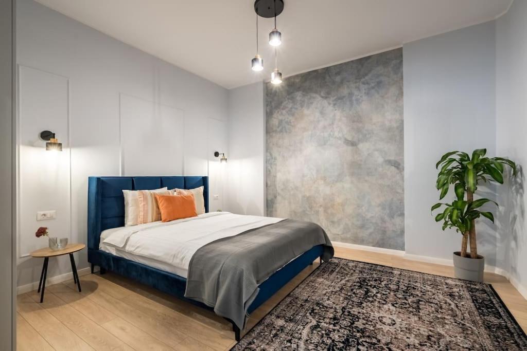 Apartment Sunny 4br Flat - Location - Charming Balcony Bucharest