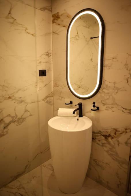 Penthouse Lebada Lake Apartment Bucharest