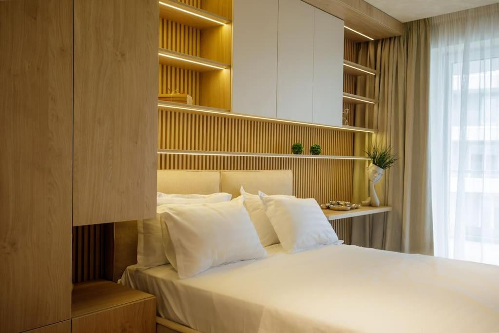 Penthouse Lebada Lake *