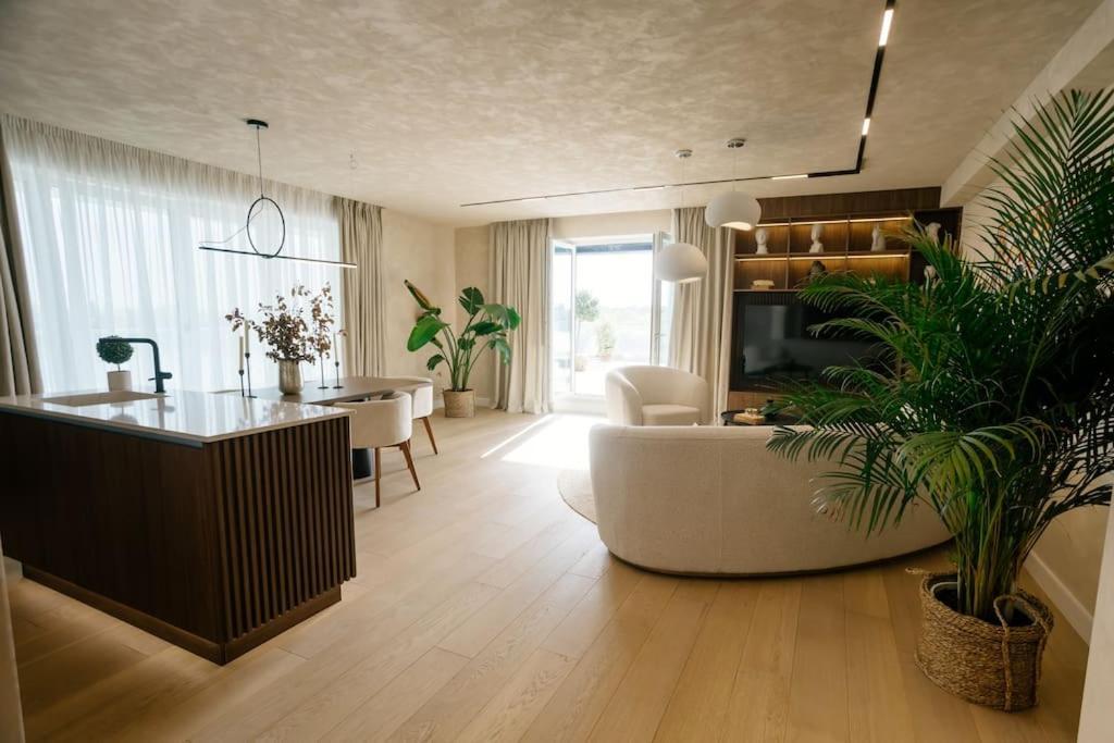 Penthouse Lebada Lake * Bucharest