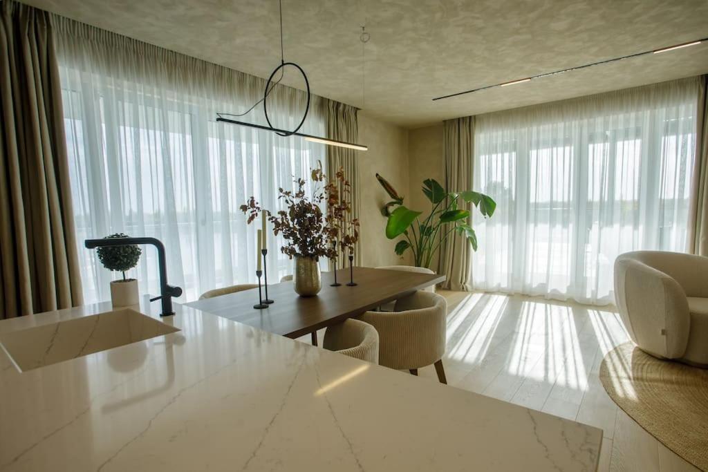Penthouse Lebada Lake