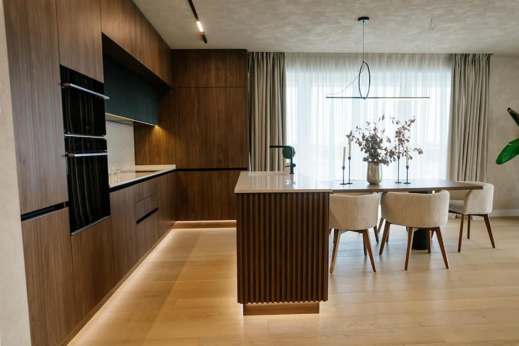 Apartment Penthouse Lebada Lake Bucharest