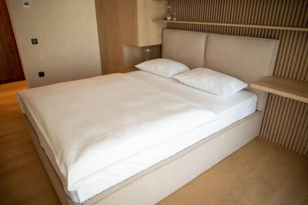 Penthouse Lebada Lake Apartment Bucharest