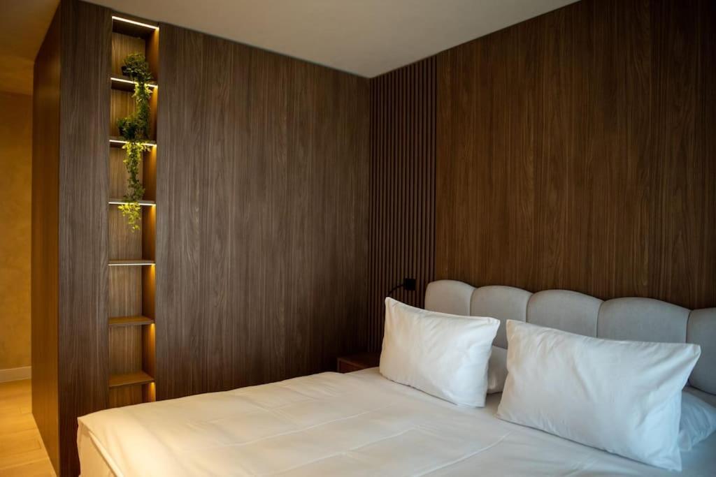 Penthouse Lebada Lake *