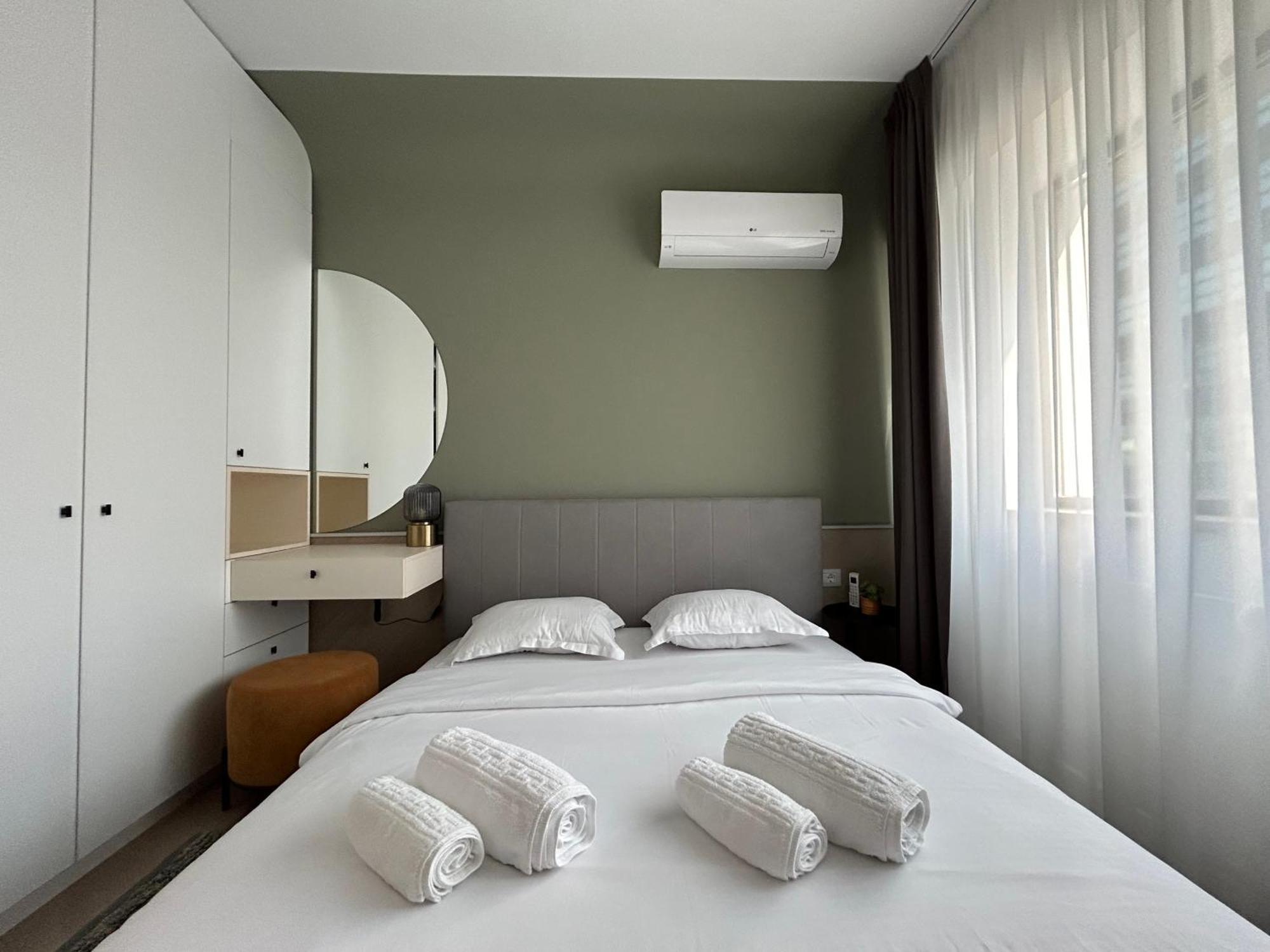 Exclusive With Private Parking & Balcony - 01 Bucharest