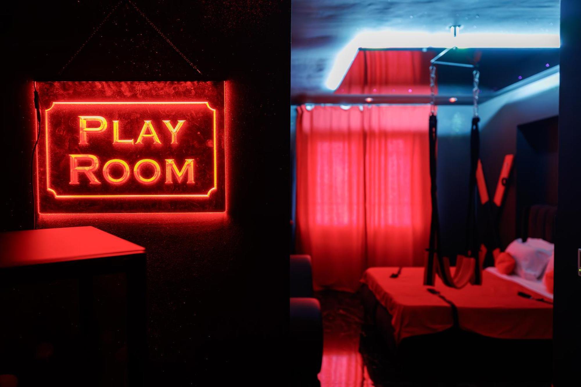Romeo Nights - - Adults Only 3*