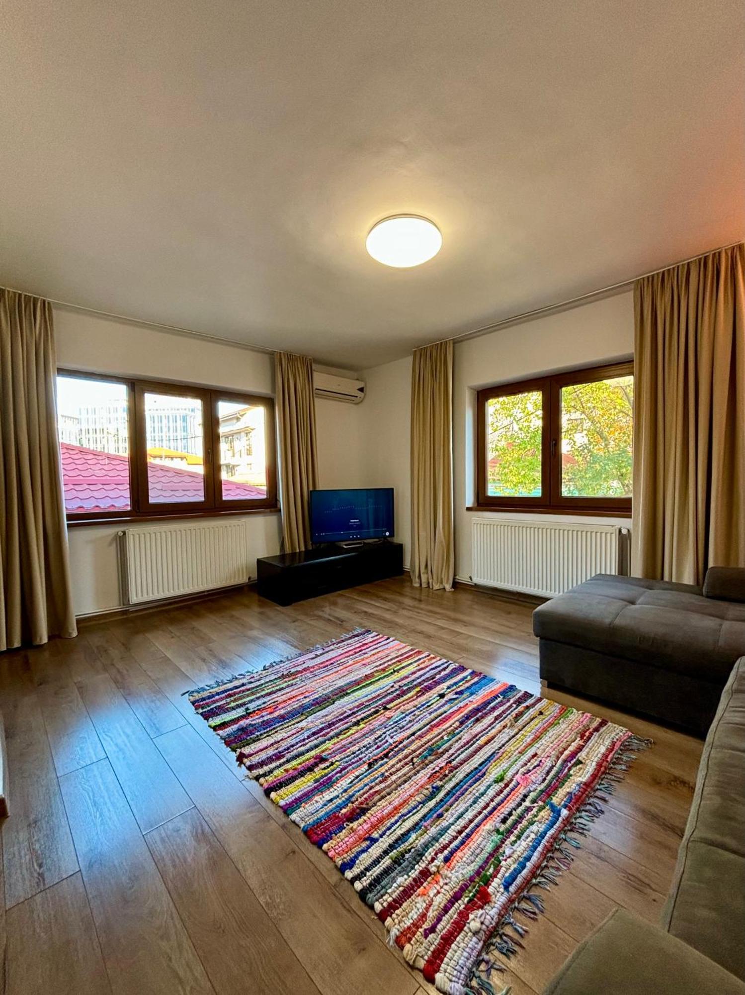Charming Two- Bedroom House Bucareste
