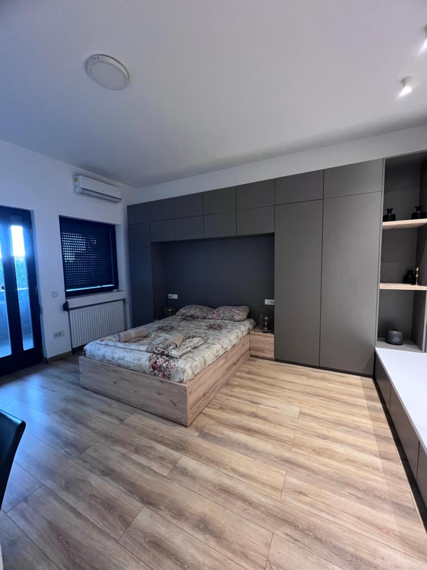 Apartament Mona's *