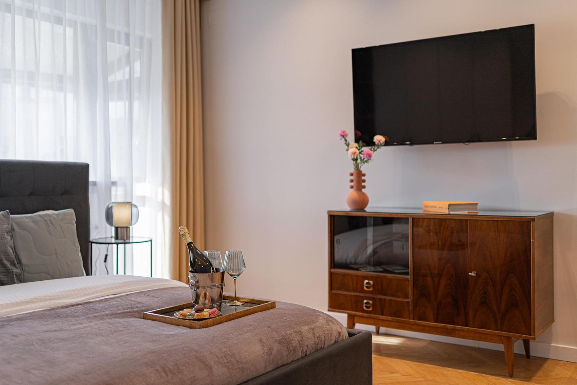 Vibrant & Spacious 3br Lofts On Amzei Square