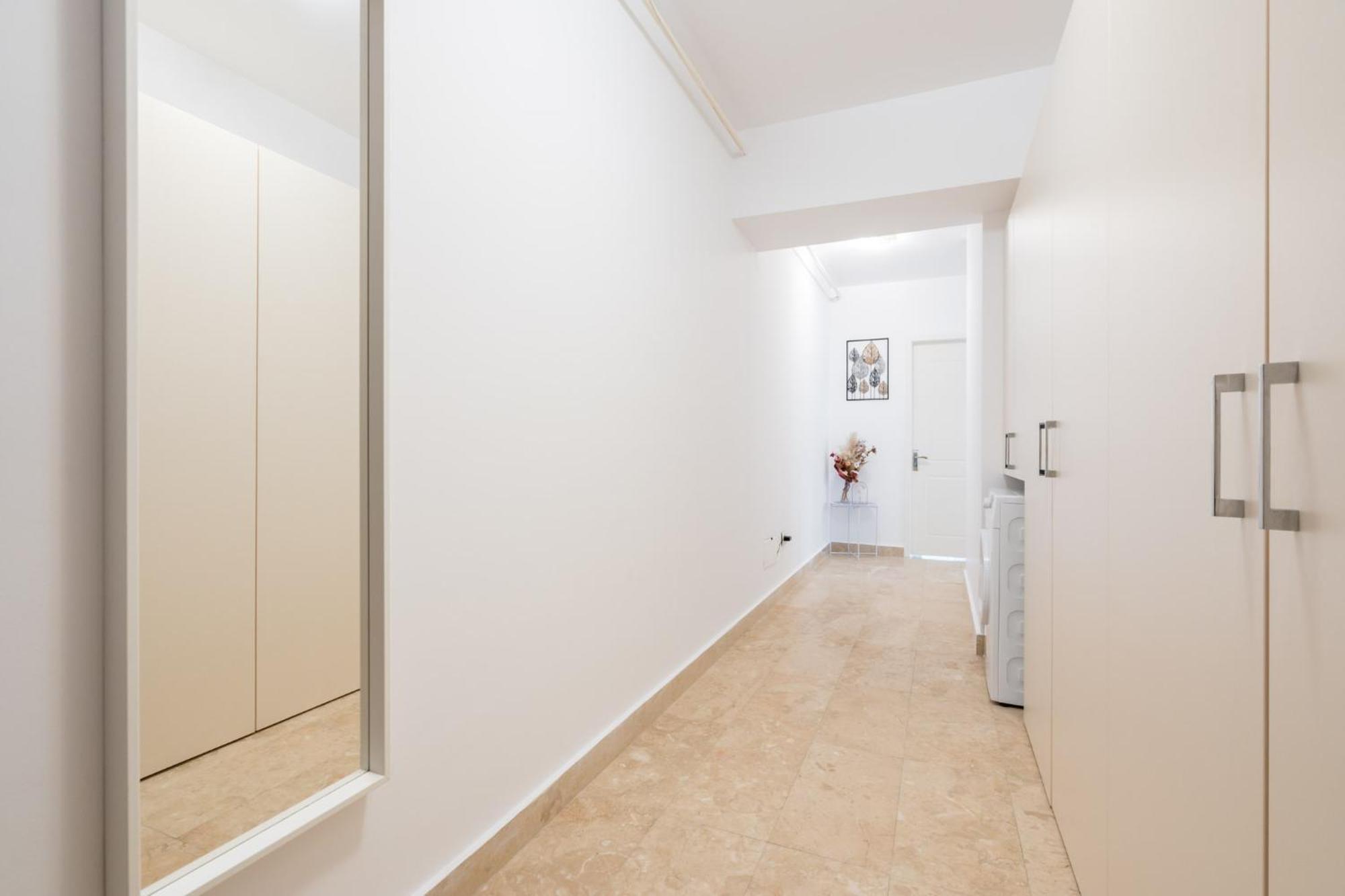 Apartment Skyline - Premium 1br In Timpuri Noi Bucharest