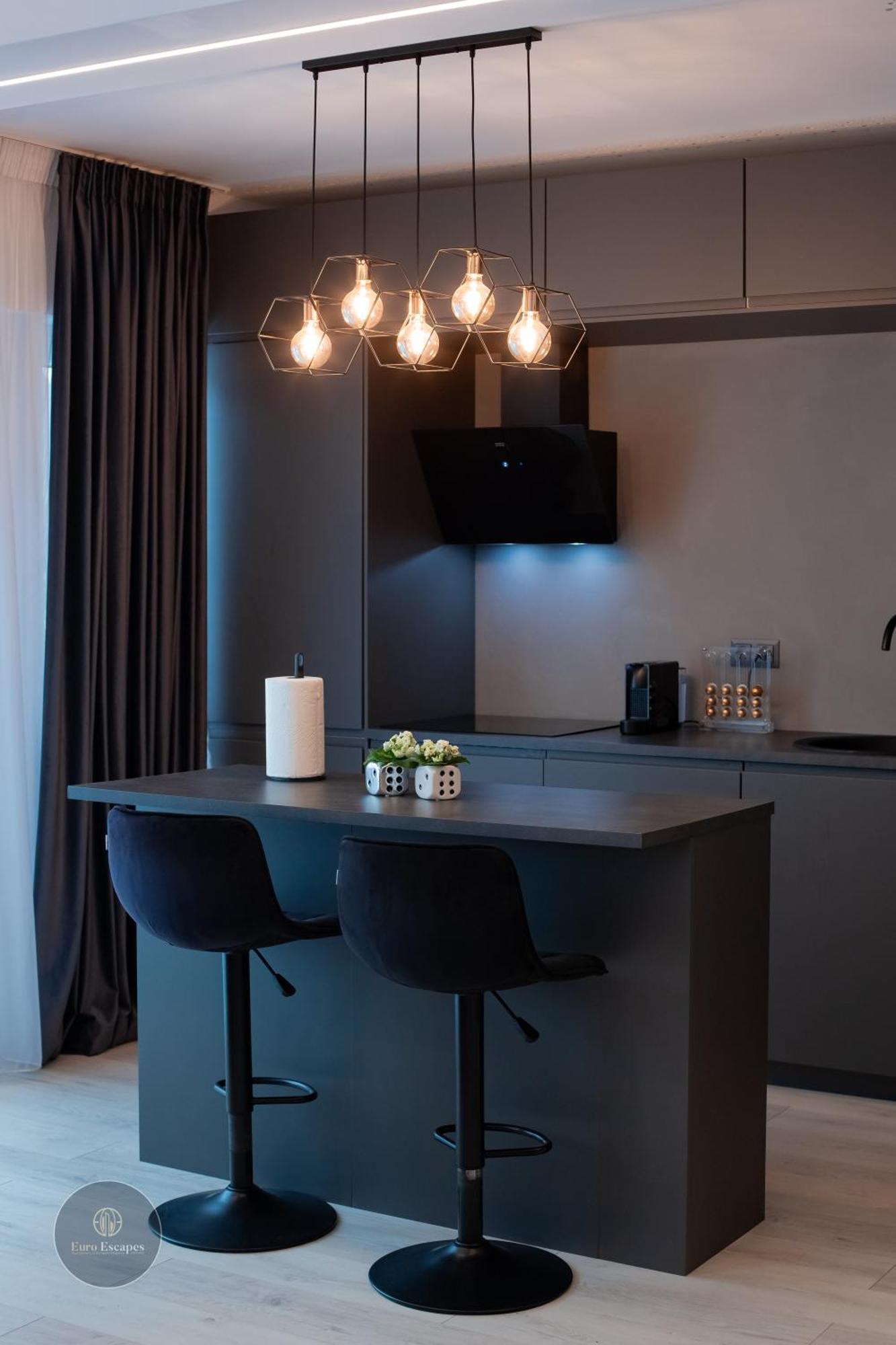 Executive Duplex With Balcony, Skyline Views & Free Parking